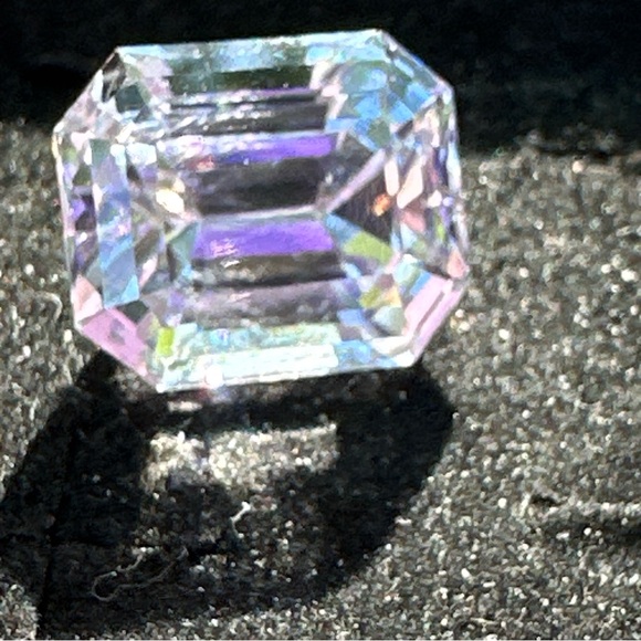 10.45 Carats Natural Spodumene Gemstone - Picture 3 of 17